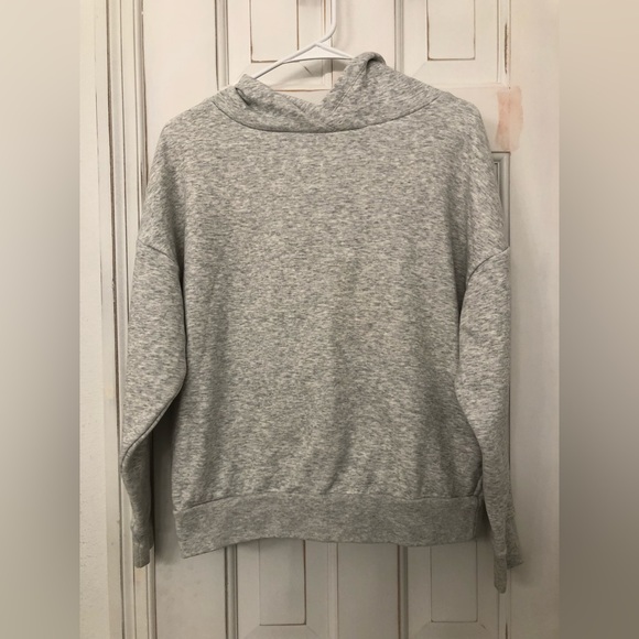 🔥🩶Like New! Fabletics Oversized Sweatshirt🩶 - Picture 2 of 5
